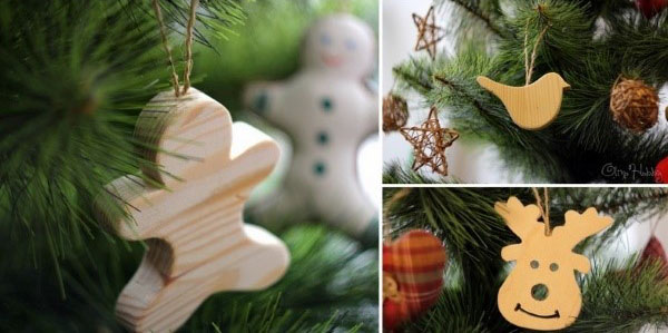 decorați copacul cu jucării din lemn