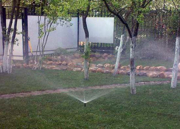 de tuin water geven