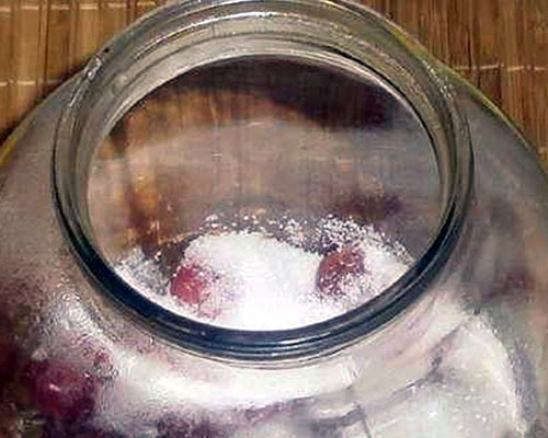postavite jagode v kozarec in jo napolnite s sladkorjem