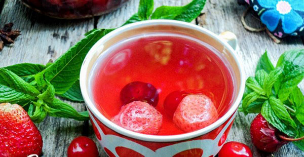 Zamrznjeni jagode in sladek češnjevi sok