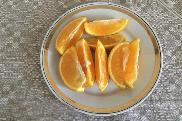 preparar uma laranja para compota