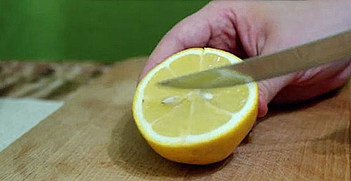 potong lemon untuk memasak