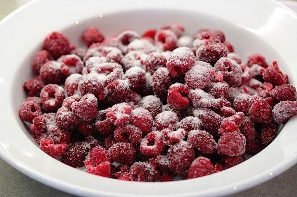 ягоды посыпать сахарной пудрой