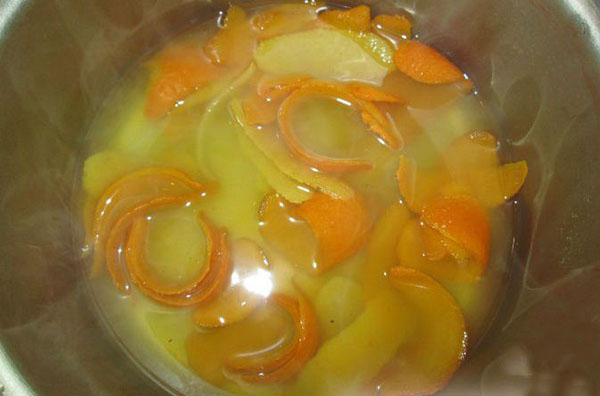 dodajte narančinu koru i sok