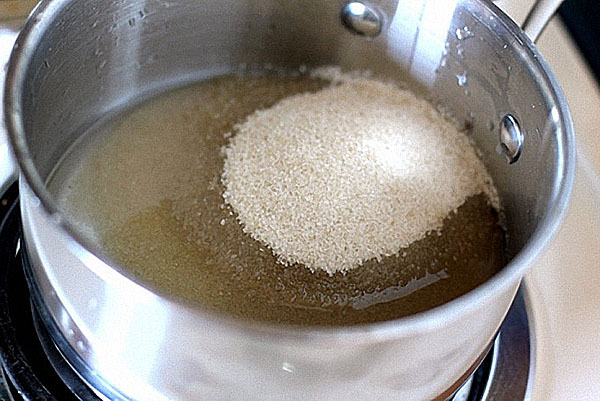 air rebus dengan bahan-bahan mendidih dengan gula