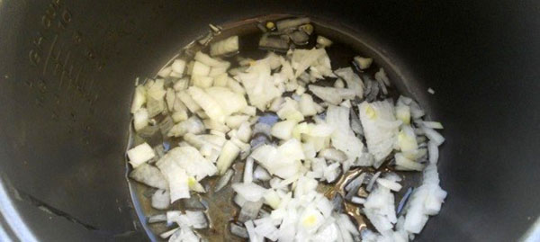 tuang mentega ke dalam mangkuk dan tambah bawang