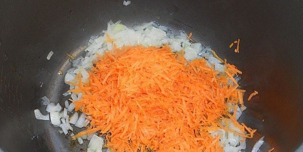 adăugați morcovii și alegeți regimul de prăjire