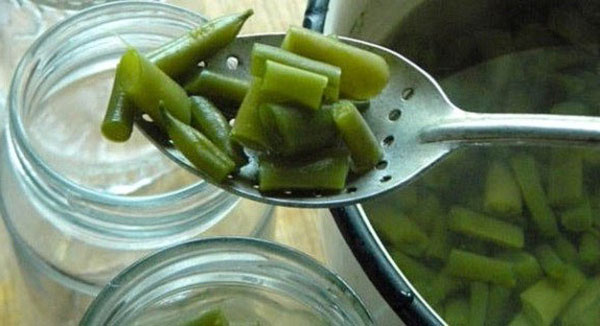 meletakkan asparagus dalam tin