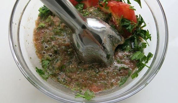hugga tomater i en mixer med persilja och kryddor