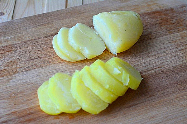 corte as batatas em círculos