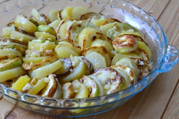 letakkan kentang dan zucchini