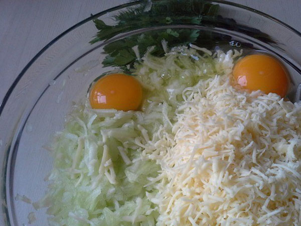 Campurkan zucchini dengan telur dan keju