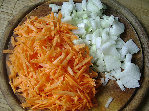 preparar cebolas e cenouras