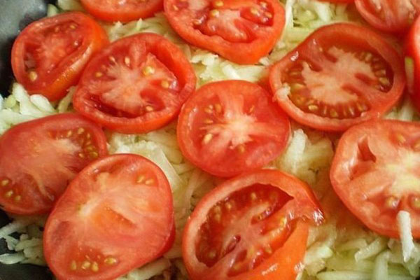 potong tomato dan menghias kaserol