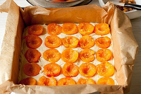 satt i form av smør og avfrostede aprikoser