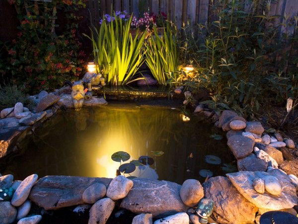 kolam dengan pencahayaan