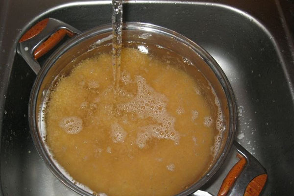 despeje o caviar com água quente salgada