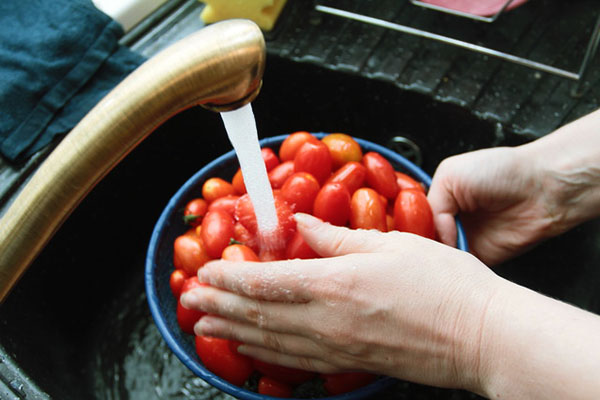Tvätta tomaterna