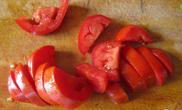 нарезать томаты