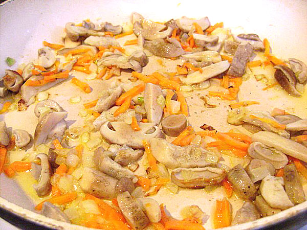 Stoof uien, worteltjes en gekookte champignons