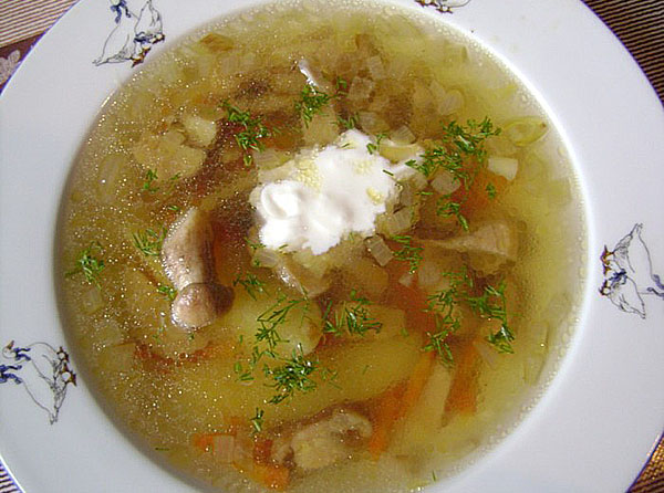 sirva sopa na mesa
