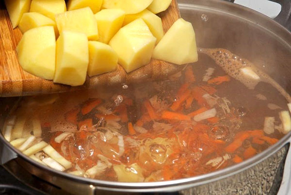картофель добавляют в суп