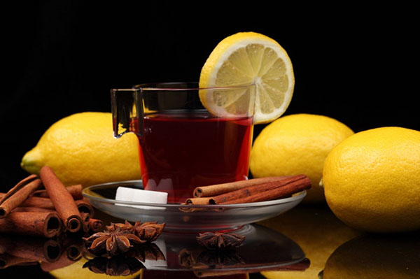 Svart te med kanel och citron