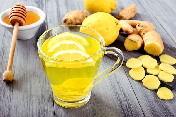 Förberedelse av te med citron och ingefära