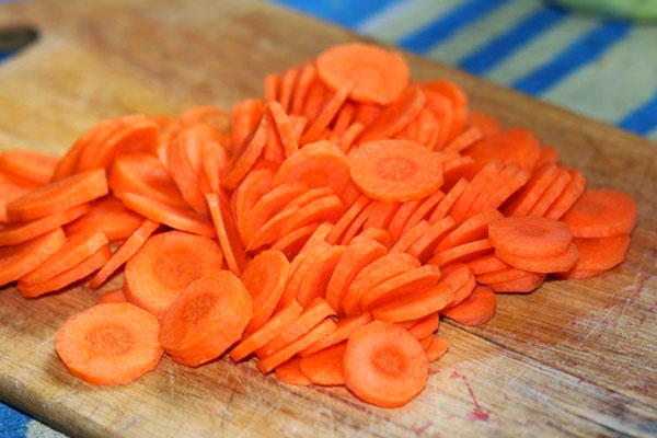 кружочками нашинковать морковь