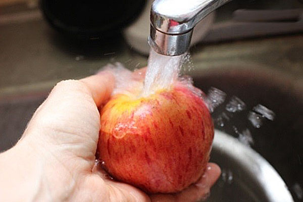 basuh epal di bawah air yang mengalir