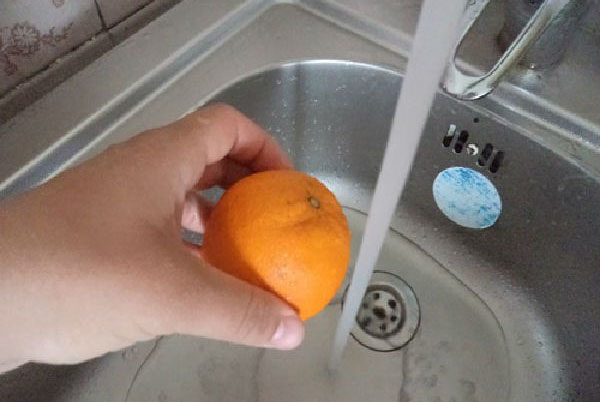 помыть апельсин