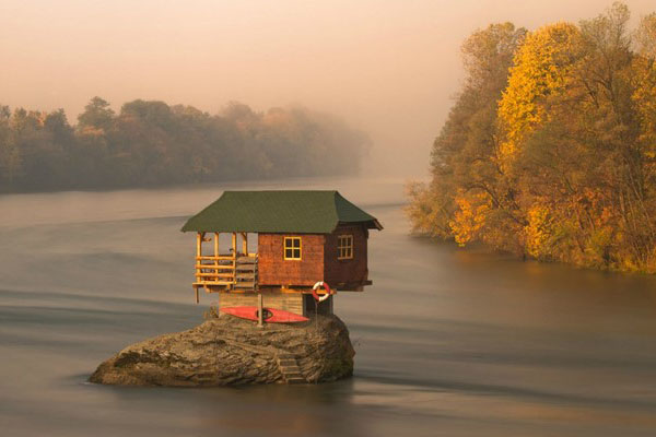 namas upės viduryje