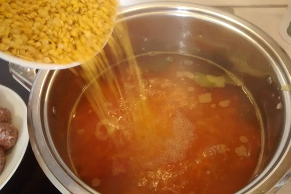我们在肉汤中覆盖扁豆