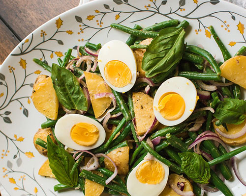 Salada azeda de feijão verde, batatas cozidas e ovos