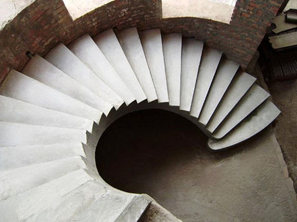 monolitno spiralno stopnišče