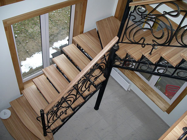 kovinsko stopnišče z lesenimi stopnicami
