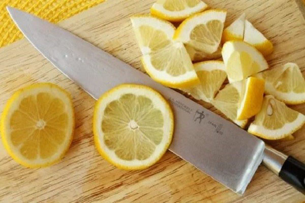 memotong lemon untuk jem