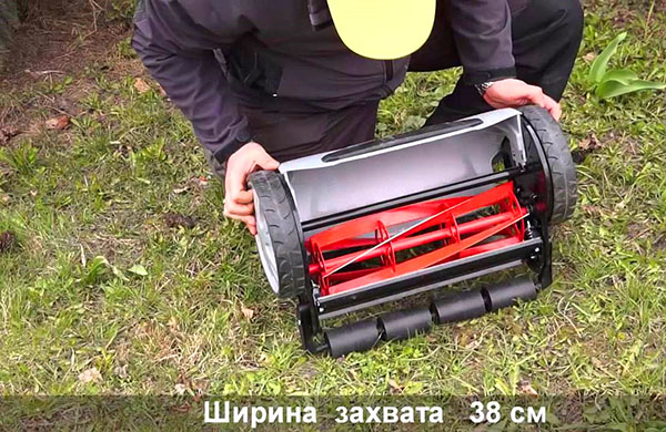 Een mechanische grasmaaier met een werkbreedte van 38 cm