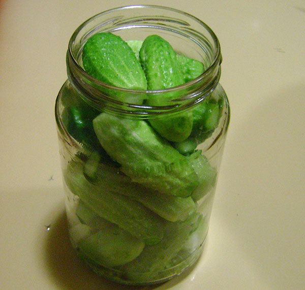 fyll glassene med agurker