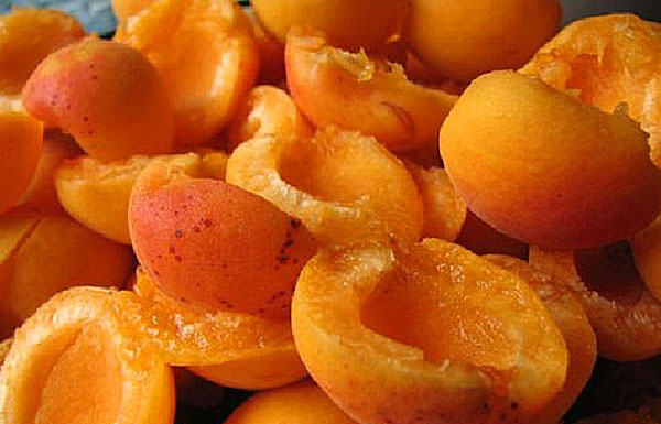 aprikot masak untuk menghilangkan tulang