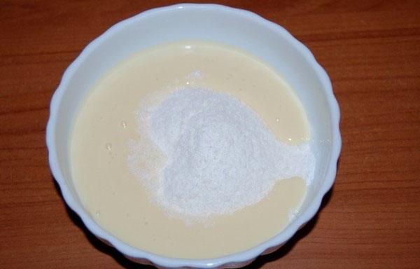 将椰子粉与炼乳混合