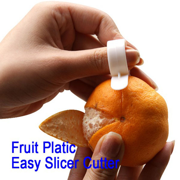 vi rengör mandarin med en kniv för att rengöra citrusfrukter