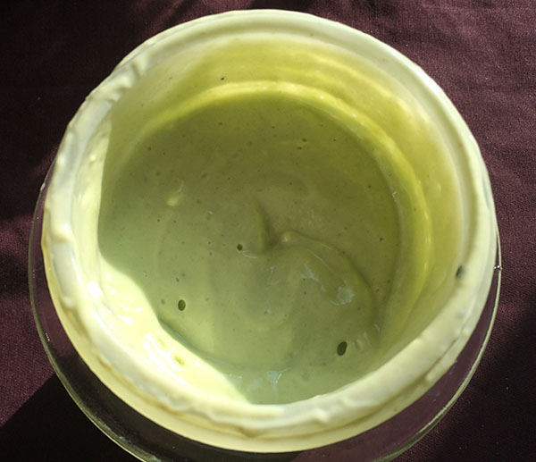 knuse avokado i en blender