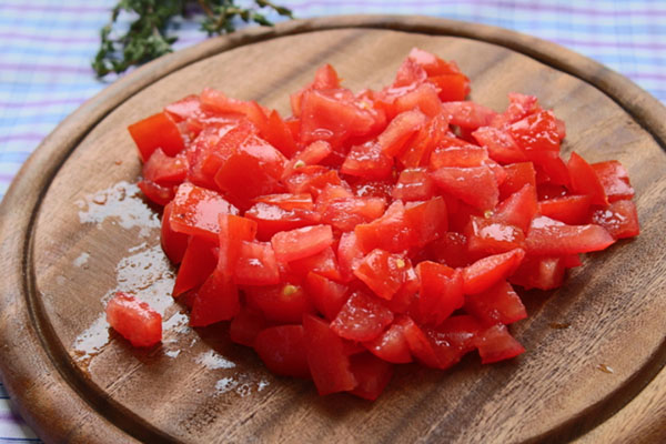 jemne nakrájame paradajky