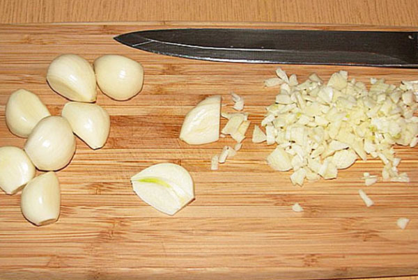 cop bawang putih dengan pisau