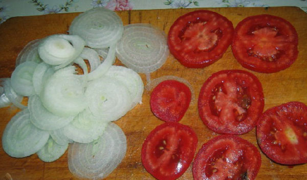 potong bawang dan tomato