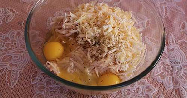įdėti tarkuotą sūrį ir kiaušinius