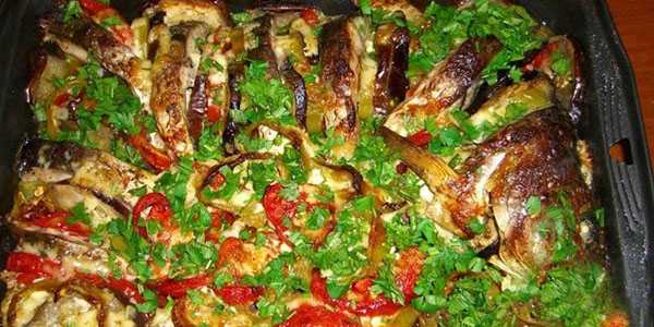 bakt i ovnen karpe med grønnsaker