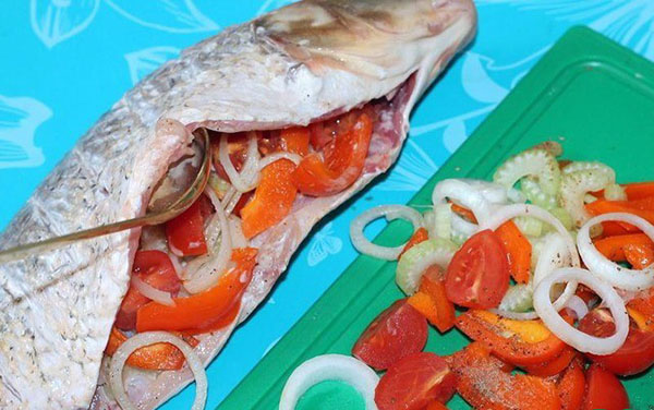 encher o peixe com legumes