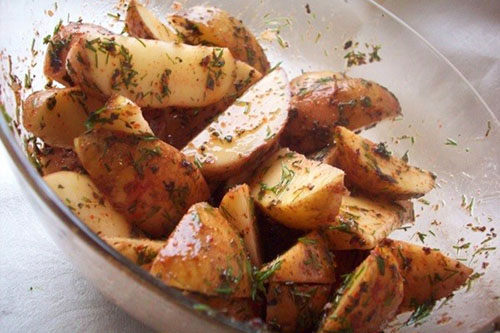 pomiješajte krumpir s umakom